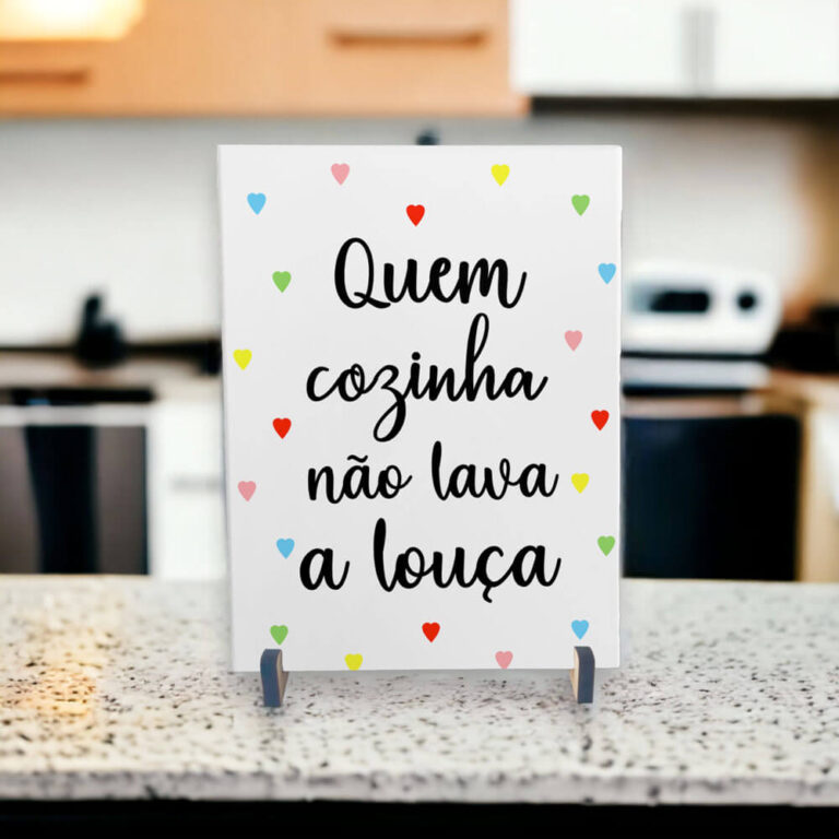 Azulejo decorativo para cozinha com frase Quem cozinha não lava a louça com corações coloridos