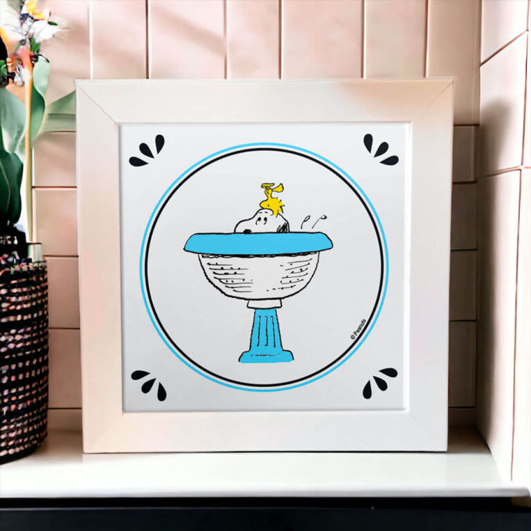 Azulejo Decorativo para Banheiro com desenho do Snoopy e Woodstock na fonte.