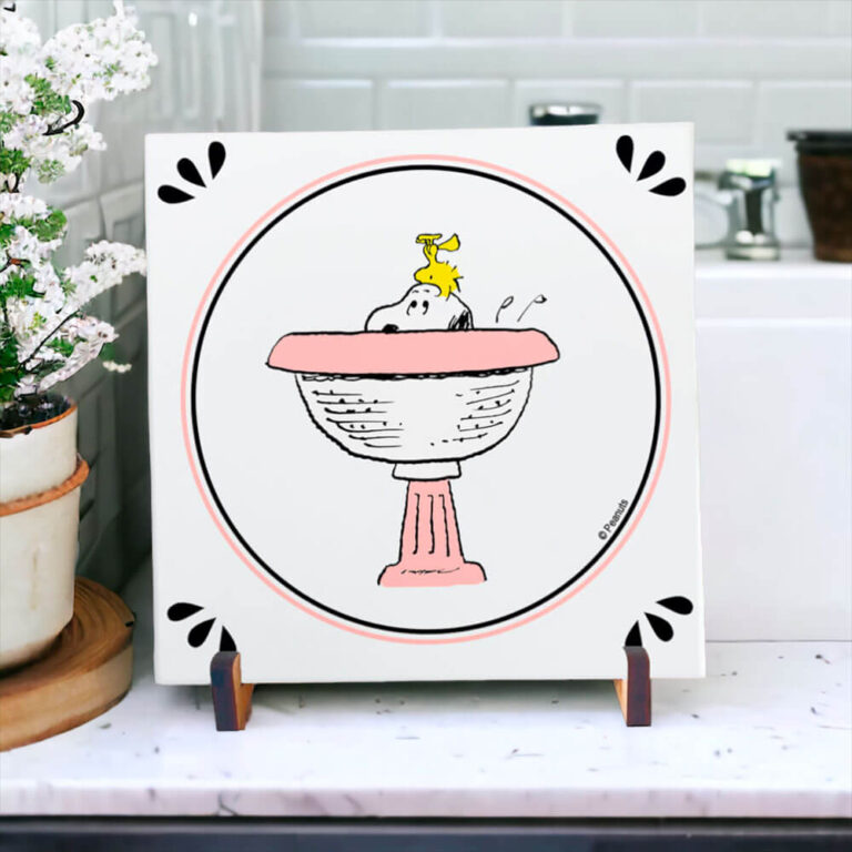 Azulejo Decorativo para Banheiro com desenho do Snoopy e Woodstock na fonte.