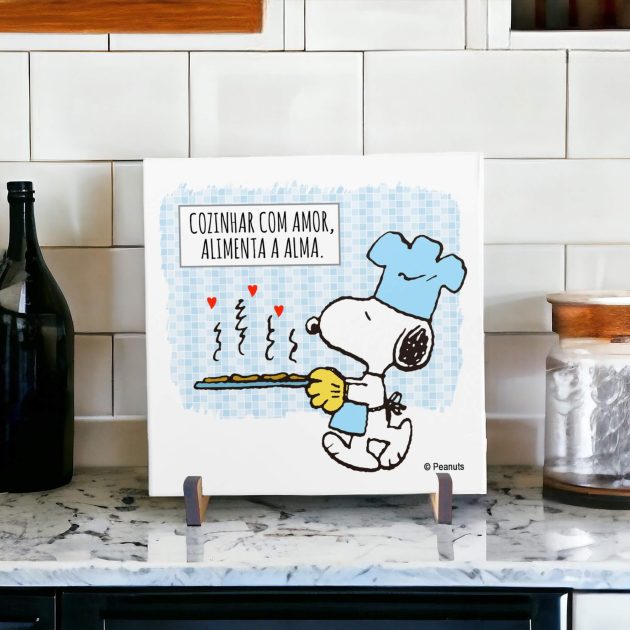 Azulejo decorativo para cozinha com desenho do Snoopy e frase "Cozinha com amor alimenta a alma"