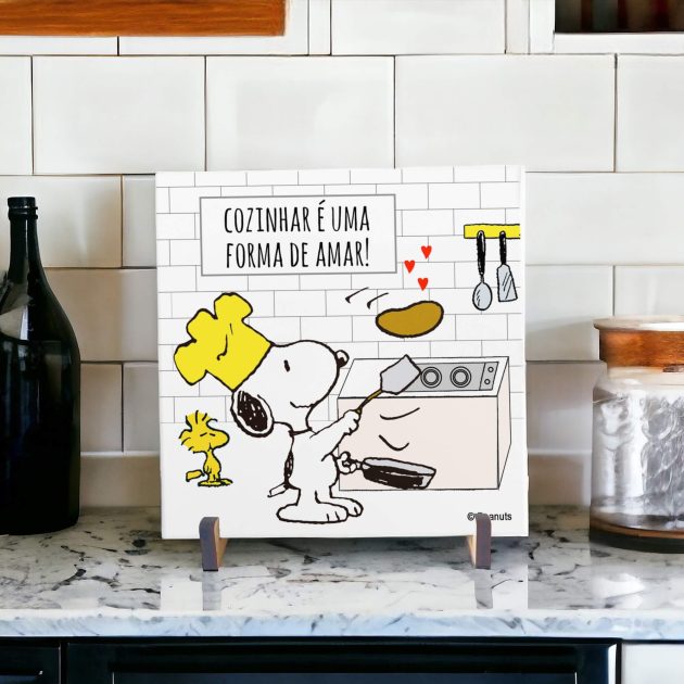 Azulejo decorativo para cozinha com desenho do Snoopy e Woodstock em uma cozinha fazendo panquecas com a frase "Cozinhar é uma forma de amar"Azulejo decorativo para cozinha com desenho do Snoopy e Woodstock em uma cozinha fazendo panquecas com a frase "Cozinhar é uma forma de amar"