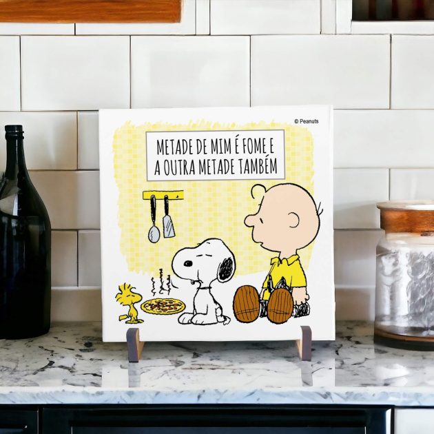 Azulejo decorativo para cozinha com desenho do Snoopy, Woodstock e Charlie Brown.