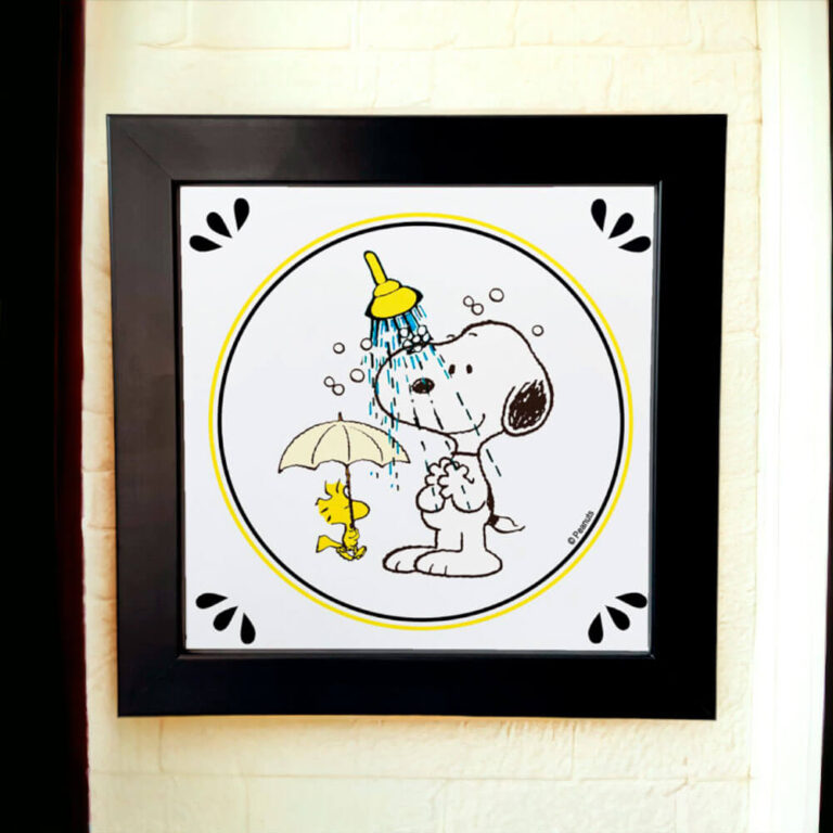 Azulejo Decorativo para Banheiro com desenho Snoopy no chuveiro.Azulejo Decorativo para Banheiro com desenho Snoopy no chuveiro.