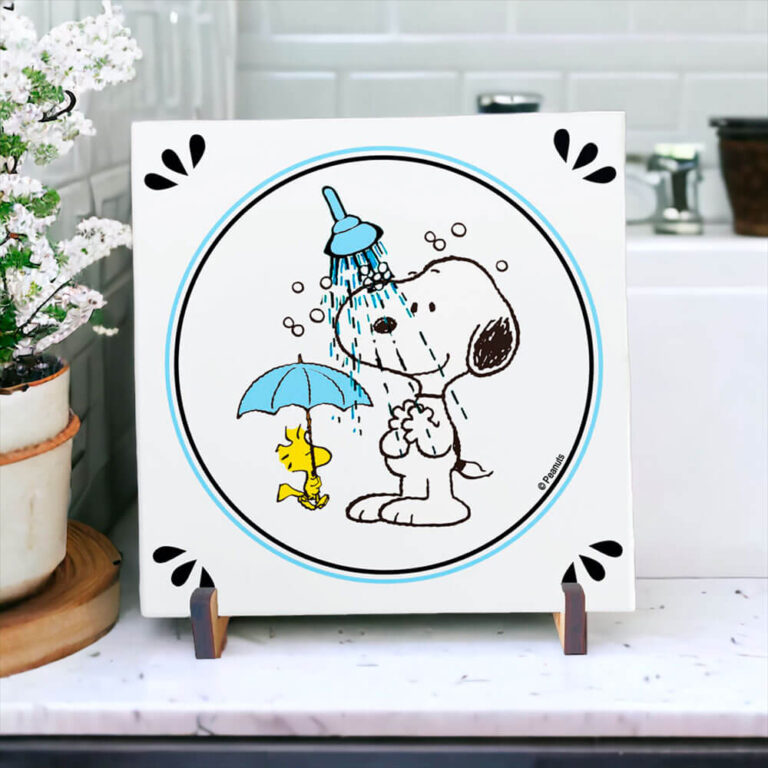 Azulejo Decorativo para Banheiro com desenho Snoopy no chuveiro.