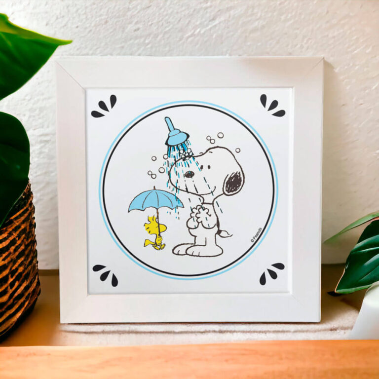 Azulejo Decorativo para Banheiro com desenho Snoopy no chuveiro.