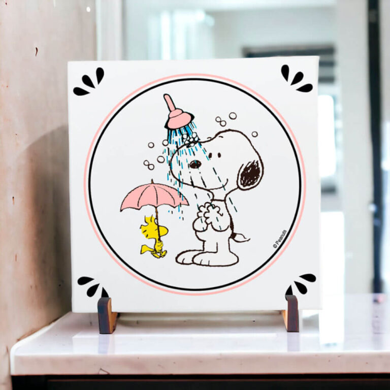 Azulejo Decorativo para Banheiro com desenho Snoopy no chuveiro.