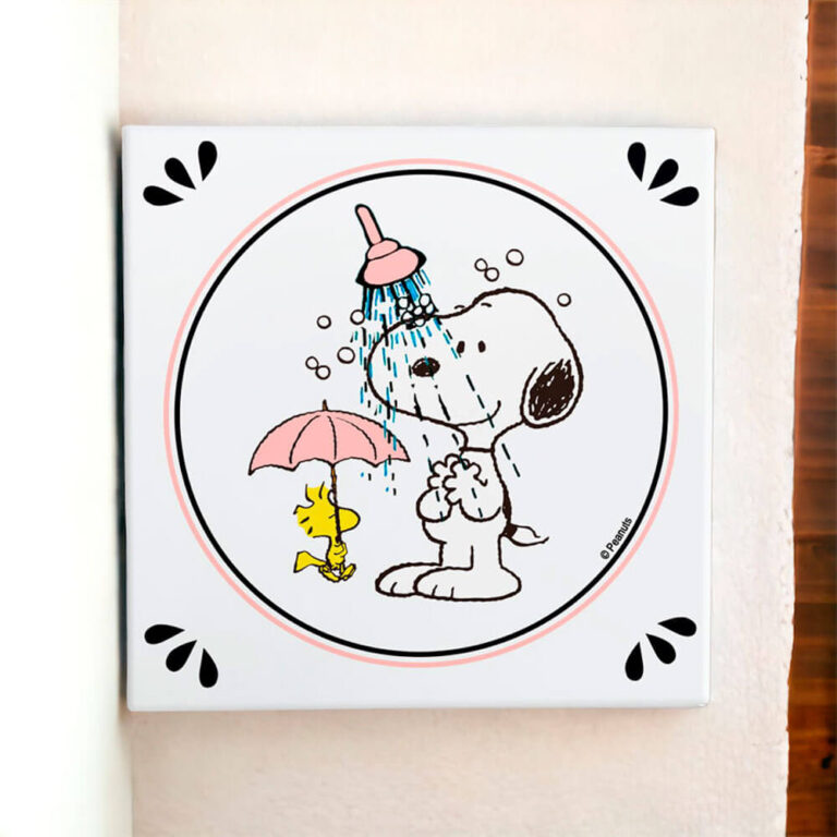 Azulejo Decorativo para Banheiro com desenho Snoopy no chuveiro.