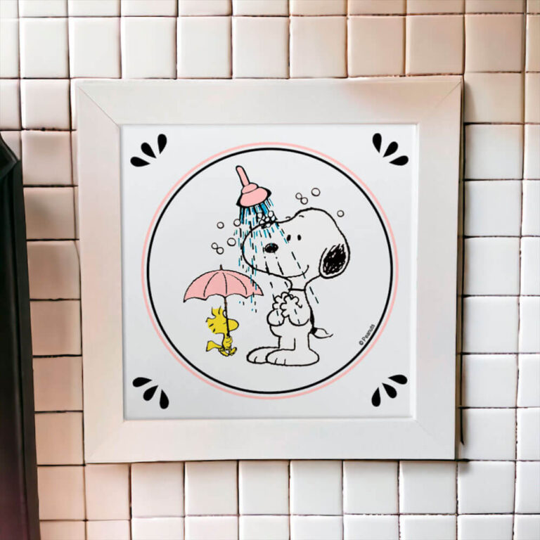 Azulejo Decorativo para Banheiro com desenho Snoopy no chuveiro.