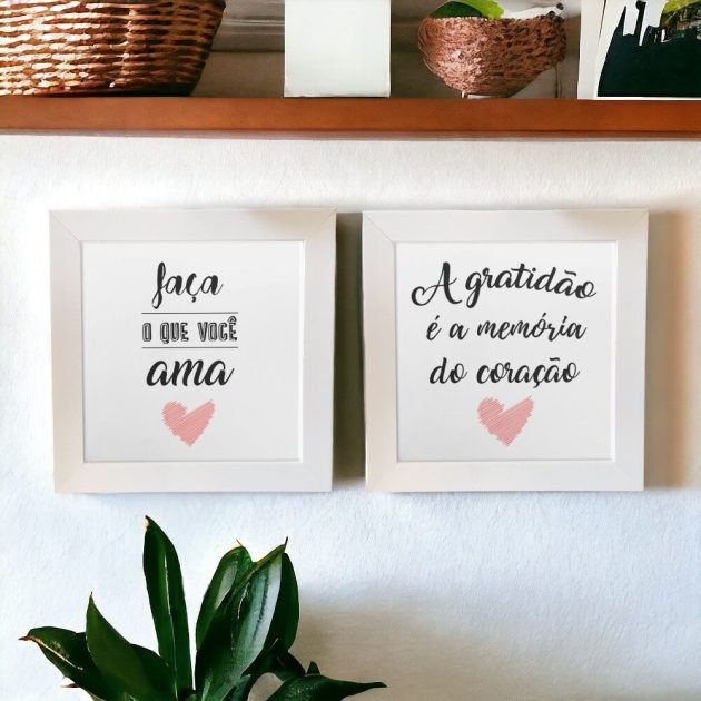 Conjunto de dois azulejos decorativo com a frase Faça o que você ama e A gratidão é a memória do coração