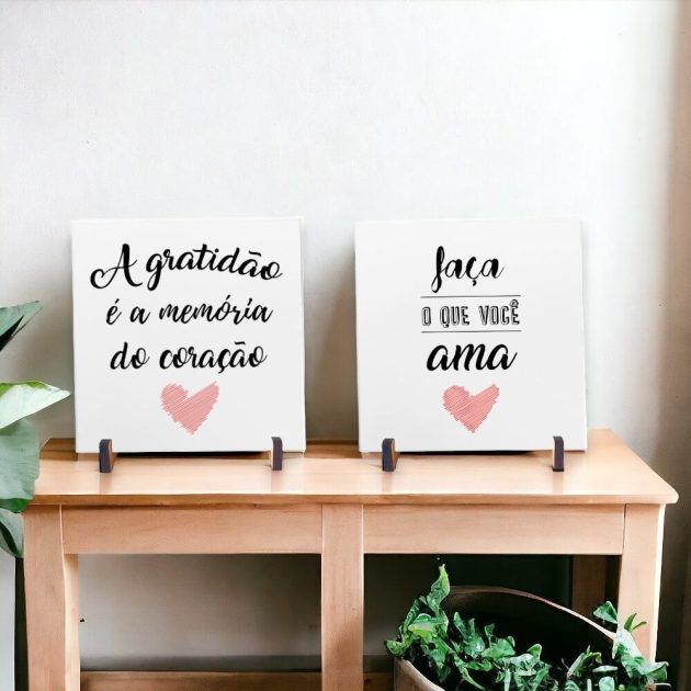 Conjunto de dois azulejos decorativo com a frase Faça o que você ama e A gratidão é a memória do coração