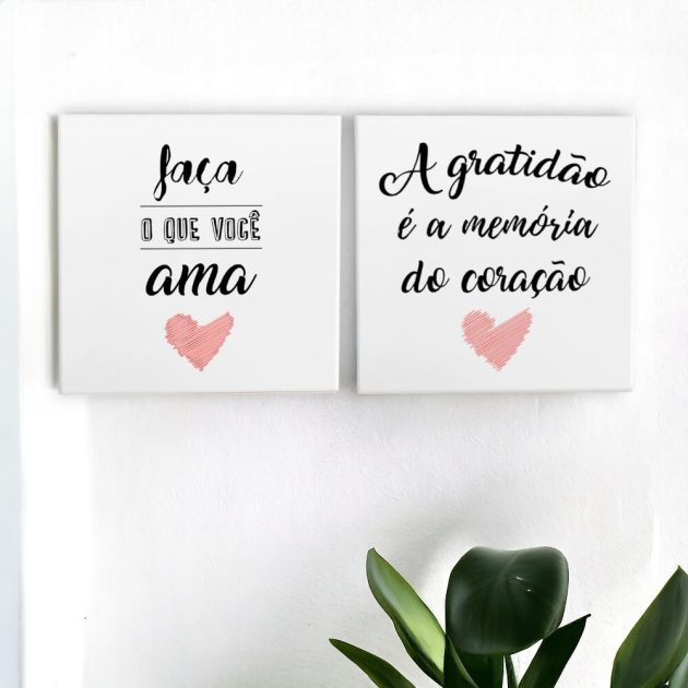 Conjunto de dois azulejos decorativo com a frase Faça o que você ama e A gratidão é a memória do coração