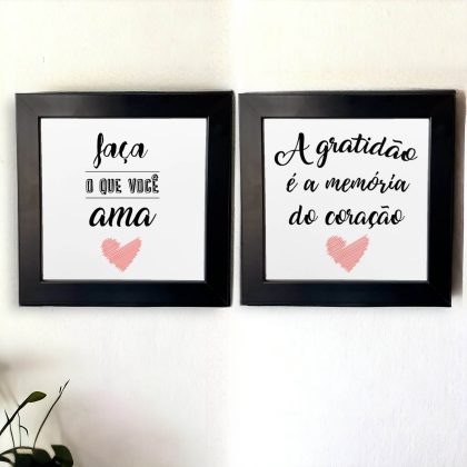 Conjunto de dois azulejos decorativo com a frase Faça o que você ama e A gratidão é a memória do coração