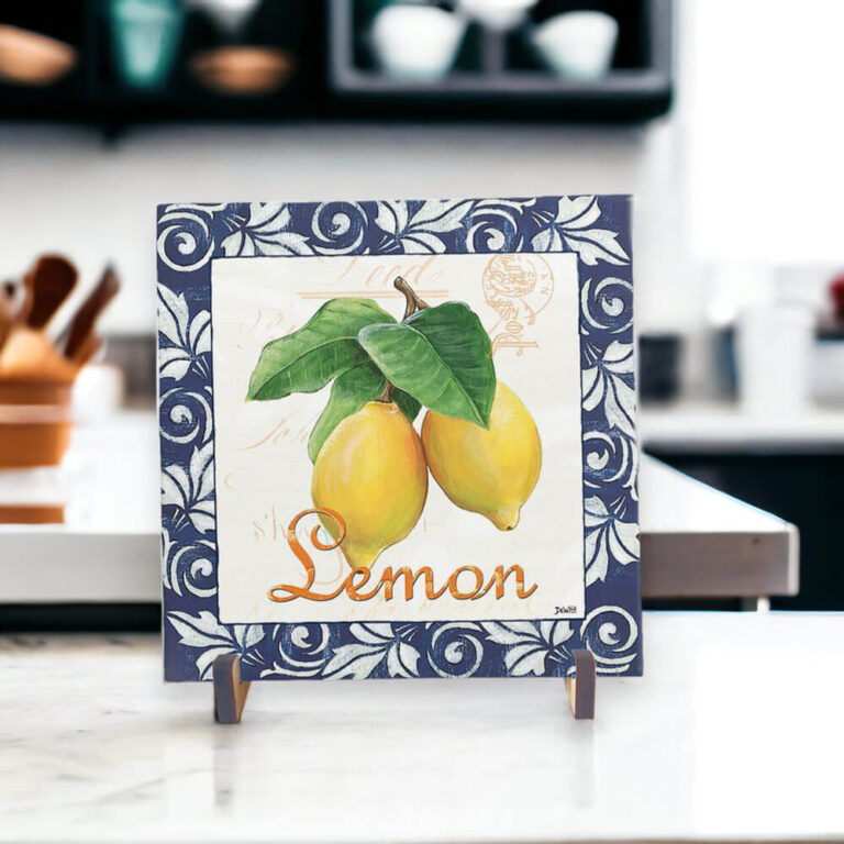 Azulejo decorativo para cozinha com frase "Lemon" com desenho de um limão em um fundo azulejo português