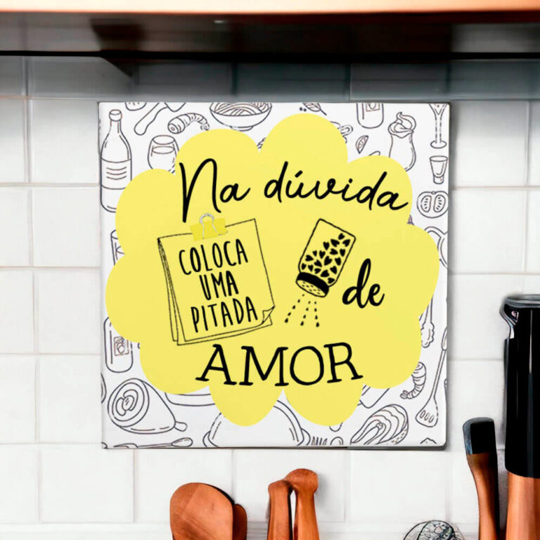 Azulejo decorativo para cozinha com frase Na dúvida coloca uma pitada de amor