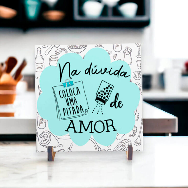 Azulejo decorativo para cozinha com frase Na dúvida coloca uma pitada de amor