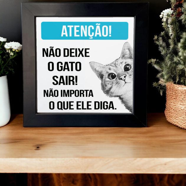 Azulejo decorativo com a frase Atenção! Não deixe o gato sair não importa o que ele diga