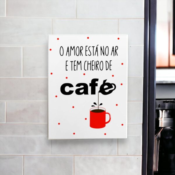 Azulejo decorativo para cantinho do café com a frase O amor está no ar e tem cheiro de café