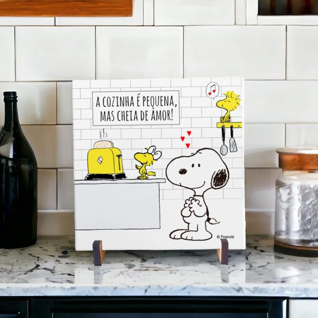 Azulejo decorativo para cozinha com desenho do Snoopy com a frase a cozinha é pequena mas cheia de amor