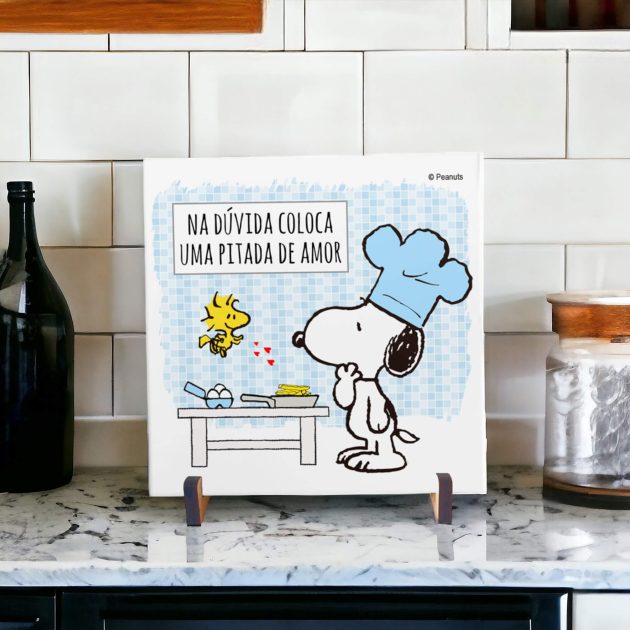 Azulejo decorativo para cozinha do Snoopy e Charlie Brown com frase "na dúvida colocar uma pitada de amor"