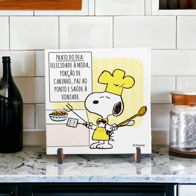 Azulejo decorativo para cozinha com desenho do Snoopy com utensílios culinários e com frase prato do dia: felicidade a moda, porção de carinho, paz ao ponto e saúde a vontade