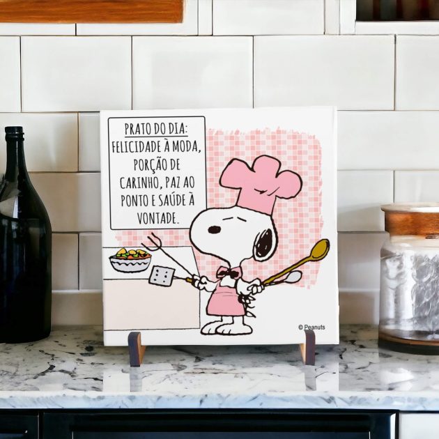 Azulejo decorativo para cozinha com desenho do Snoopy com utensílios culinários e com frase prato do dia: felicidade a moda, porção de carinho, paz ao ponto e saúde a vontade