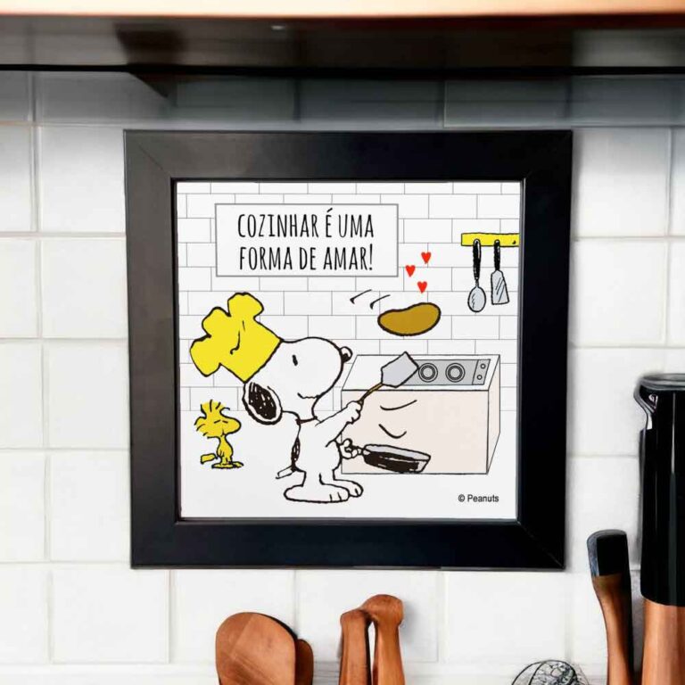 Azulejo decorativo para cozinha com desenho do Snoopy e Woodstock em uma cozinha fazendo panquecas com a frase "Cozinhar é uma forma de amar"