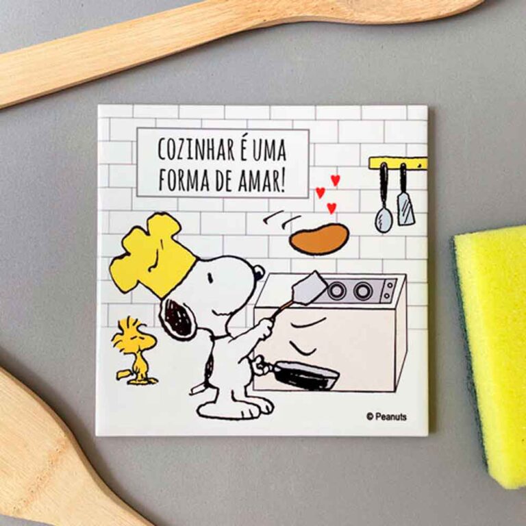 Azulejo decorativo para cozinha com desenho do Snoopy e Woodstock em uma cozinha fazendo panquecas com a frase "Cozinhar é uma forma de amar"