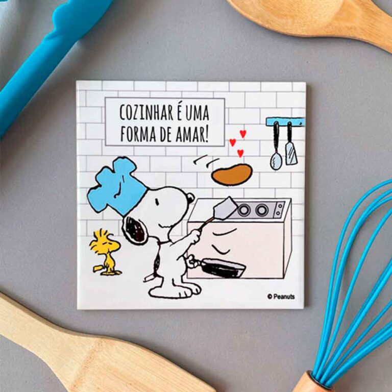 Azulejo decorativo para cozinha com desenho do Snoopy e Woodstock em uma cozinha fazendo panquecas com a frase "Cozinhar é uma forma de amar"