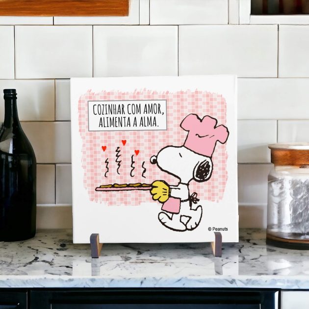 Azulejo decorativo para cozinha com desenho do Snoopy e frase "Cozinha com amor alimenta a alma"