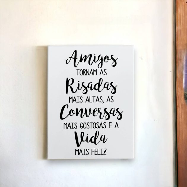 Azulejo decorativo com a frase Amigos tornam as risadas mais altas, as conversas mais gostosas e a vida mais feliz - Presentear Amigos (as) e Família