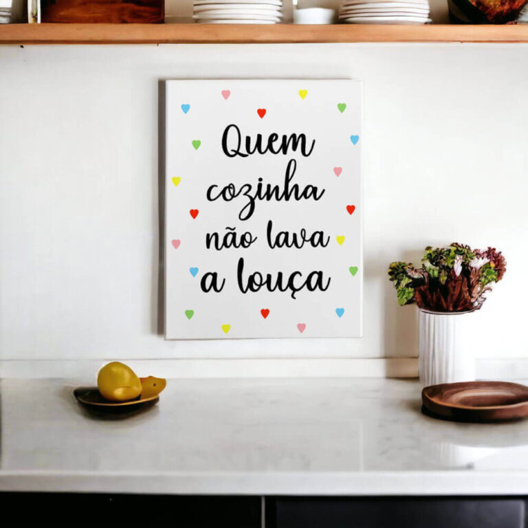 Azulejo decorativo para cozinha com frase Quem cozinha não lava a louça com corações coloridos