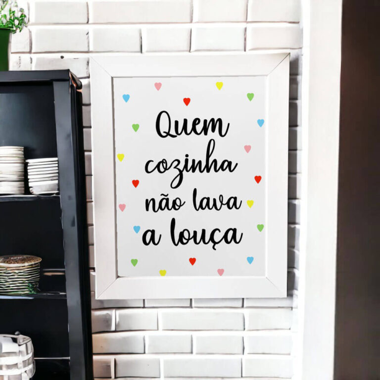 Azulejo decorativo para cozinha com frase Quem cozinha não lava a louça com corações coloridos