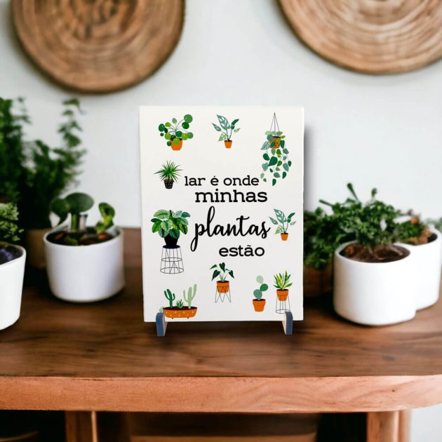 Azulejo decorativo para cantinho das plantas com a frase Lar é onde minhas plantas estão