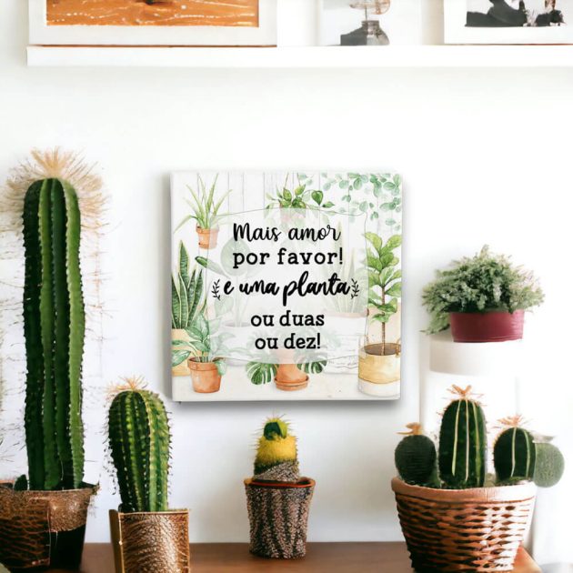 Azulejo decorativo para cantinho das plantas com a frase Mais amor por favor! E uma planta, ou duas ou dez