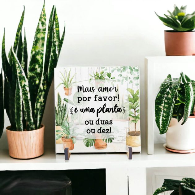 Azulejo decorativo para cantinho das plantas com a frase Mais amor por favor! E uma planta, ou duas ou dez