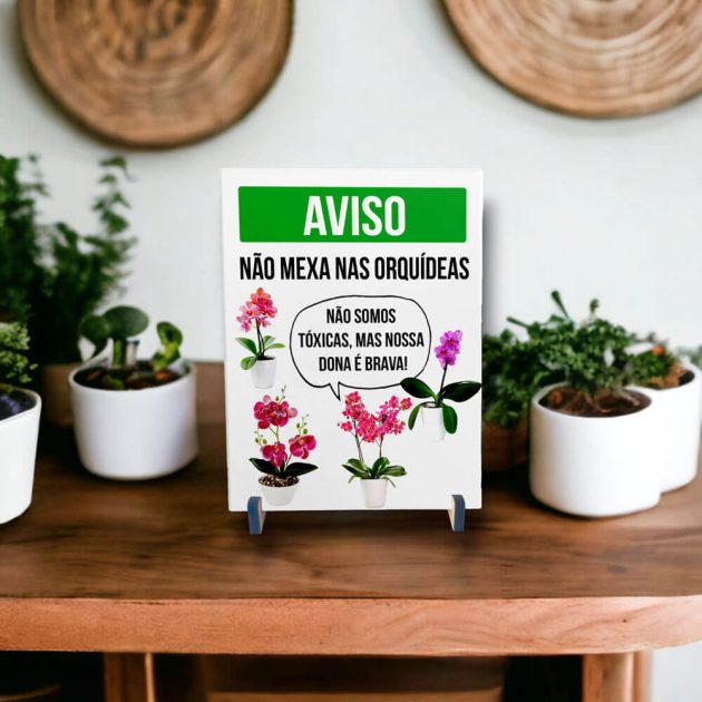 Azulejo decorativo para cantinho das plantas com frase AVISO: Não mexa nas orquídeas