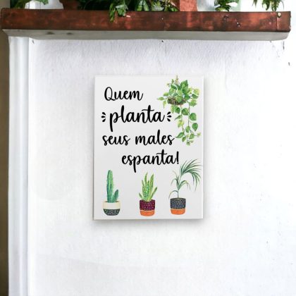 Azulejo decorativo para cantinho das plantas com a frase Quem planta seus males espanta