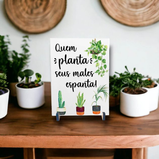 Azulejo decorativo para cantinho das plantas com a frase Quem planta seus males espanta