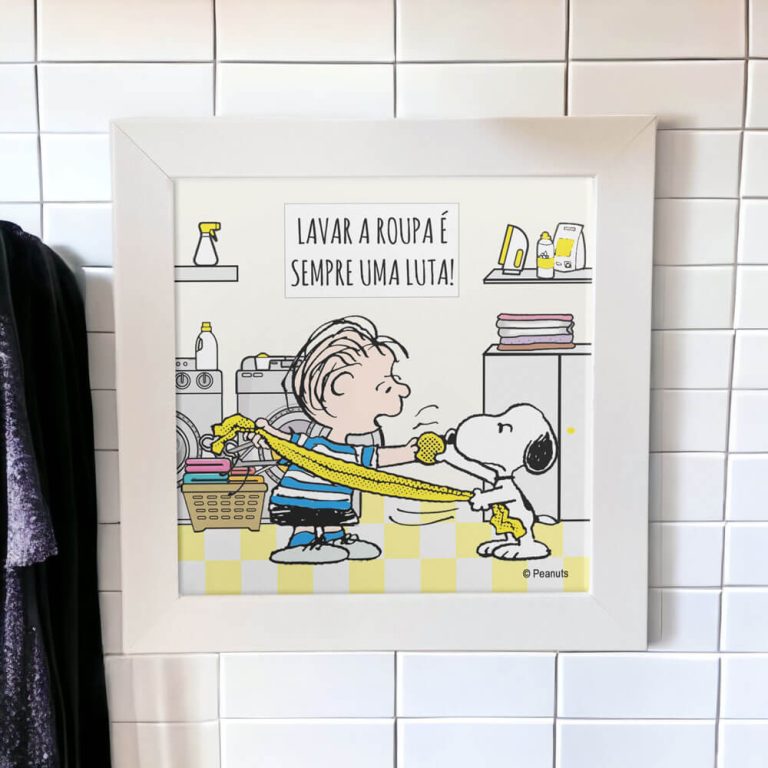 Azulejo decorativo para lavanderia do Snoopy com a frase "Lavar roupa é sempre uma luta"