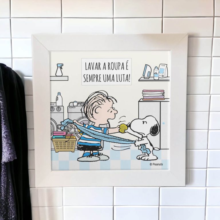 Azulejo decorativo para lavanderia do Snoopy com a frase "Lavar roupa é sempre uma luta"