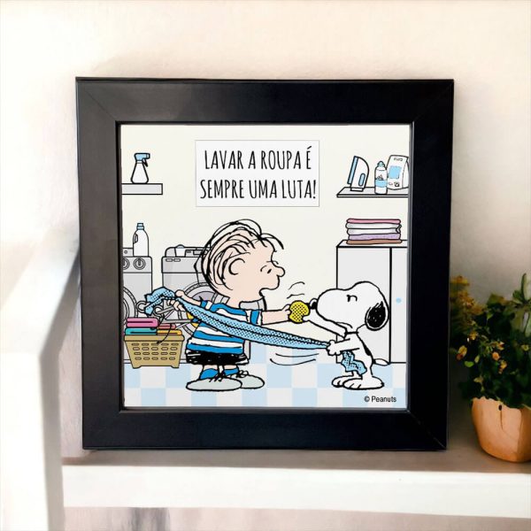 Azulejo decorativo para lavanderia do Snoopy com a frase "Lavar roupa é sempre uma luta"