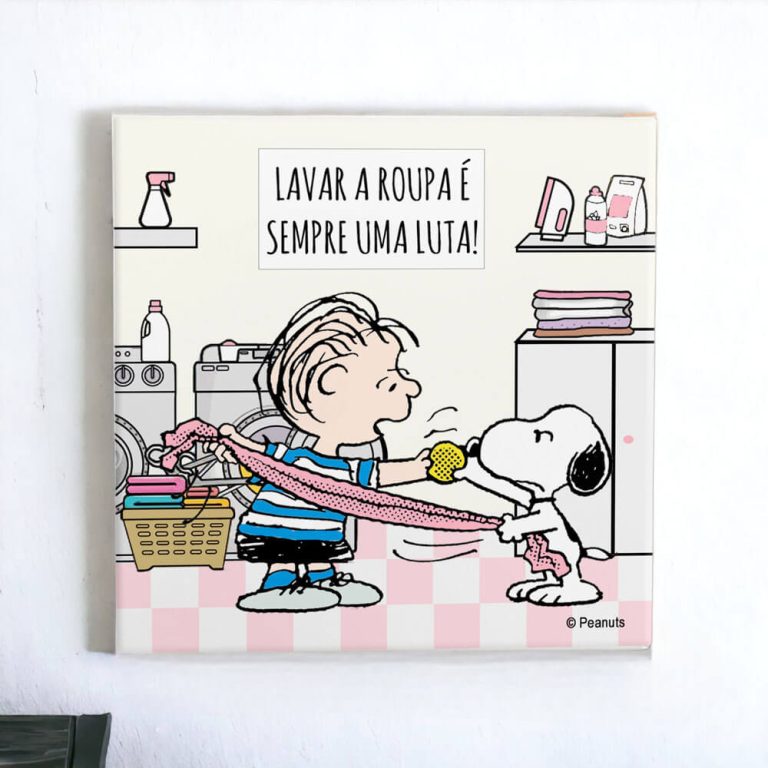 Azulejo decorativo para lavanderia do Snoopy com a frase "Lavar roupa é sempre uma luta"