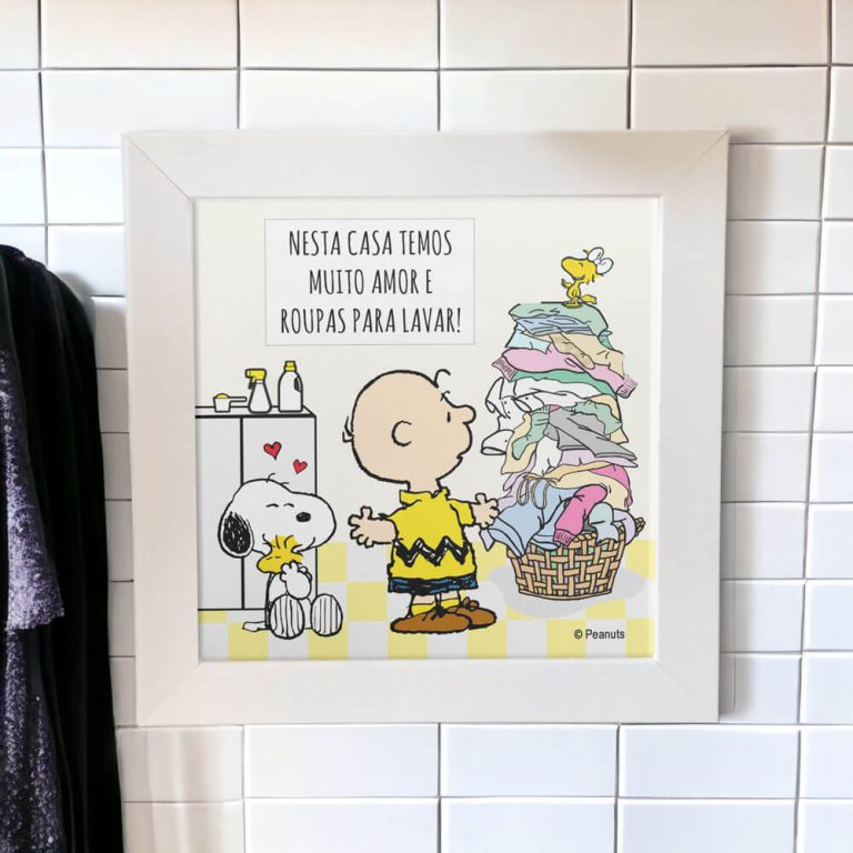 Azulejo decorativo para lavanderia do Snoopy com a frase "Nesta casa nós temos muito amor e roupas para lavar"