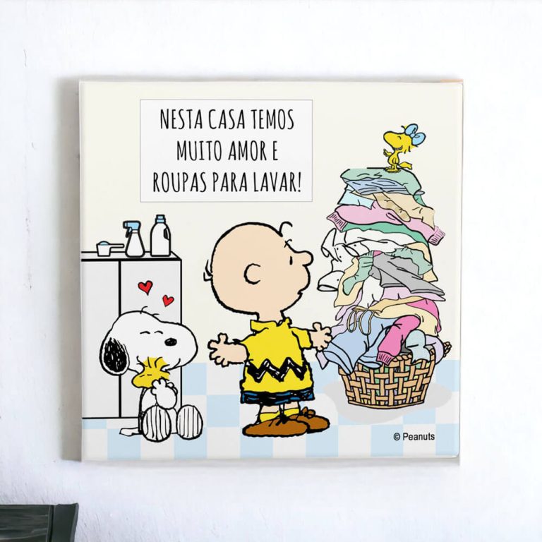 Azulejo decorativo para lavanderia do Snoopy com a frase "Nesta casa nós temos muito amor e roupas para lavar"