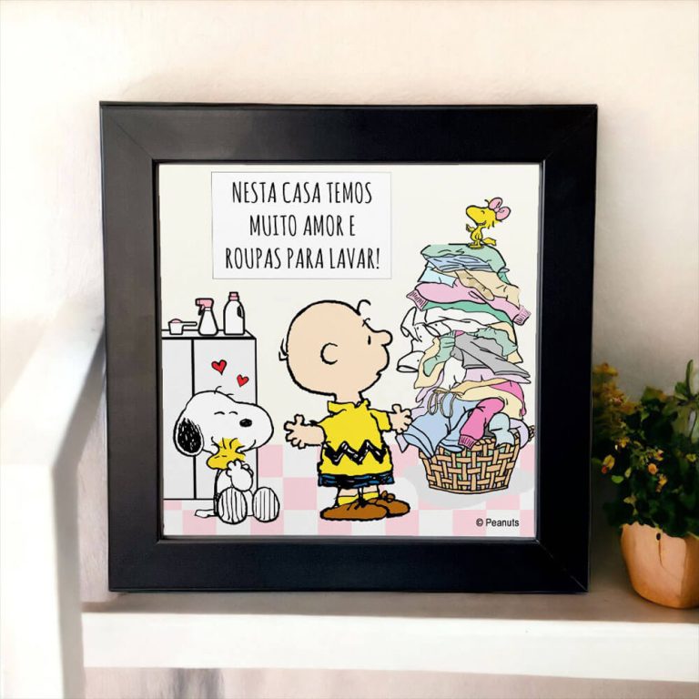 Azulejo decorativo para lavanderia do Snoopy com a frase "Nesta casa nós temos muito amor e roupas para lavar"