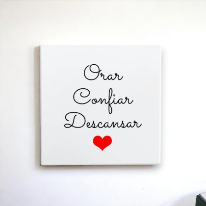 Azulejo decorativo com a frase Orar confiar descansar com um coração vermelho