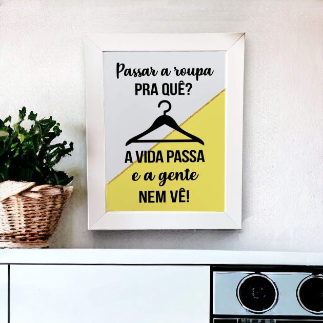 Azulejo decorativo para lavanderia com a frase Passar a roupa pra quê? A vida passa e a gente nem vê!