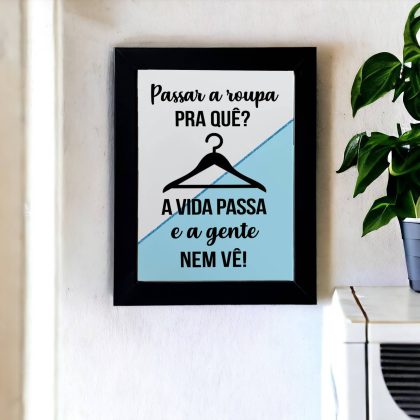 Azulejo decorativo para lavanderia com a frase Passar a roupa pra quê? A vida passa e a gente nem vê!