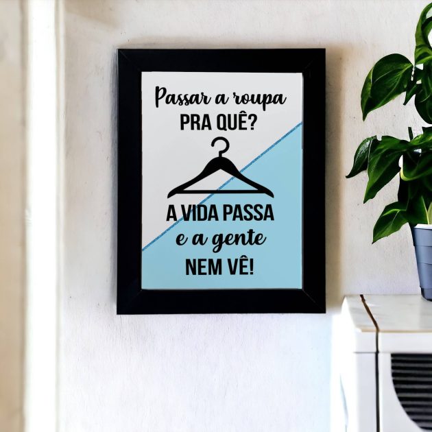 Azulejo decorativo para lavanderia com a frase Passar a roupa pra quê? A vida passa e a gente nem vê!