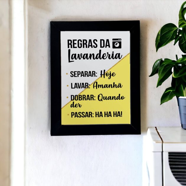 Azulejo decorativo com a frase Regras da lavanderia: Separar hoje, lavar amanhã, dobrar quando der, passar HA HA HA